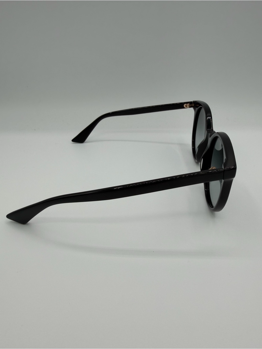 Gucci GG0091S Oversized Round Sunglasses Black Gradient Lens Bee Detail Full Set - Picture 5 of 6